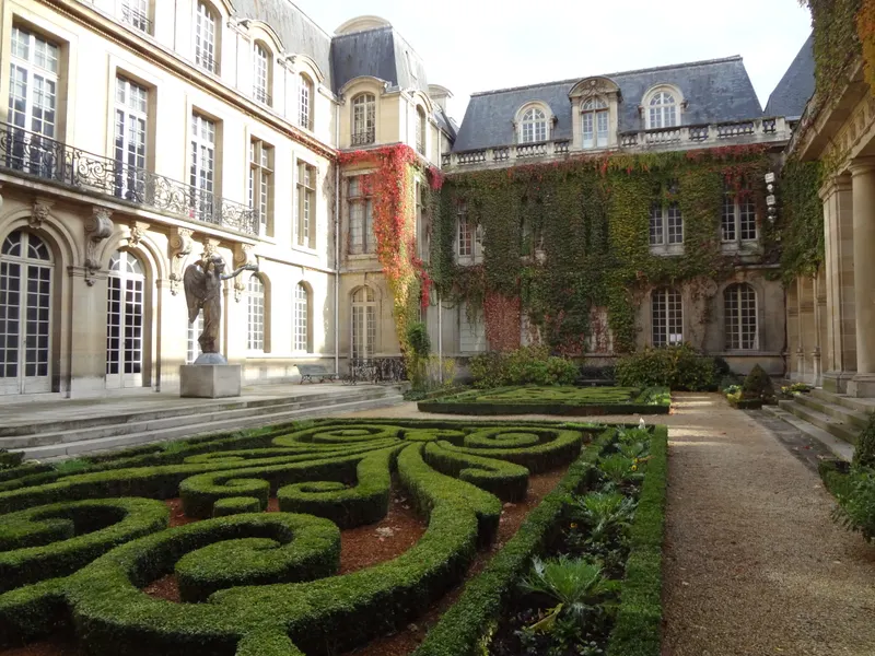 Embroidery patterns of the plantings in the Musée Carnavalet courtyard